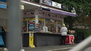 Der Kiosk in Stuttgart-West, Drehort des Tatorts ‚Ex-It‘, mit Filmcrew, Kameras und Beleuchtungsausrüstung am Set.