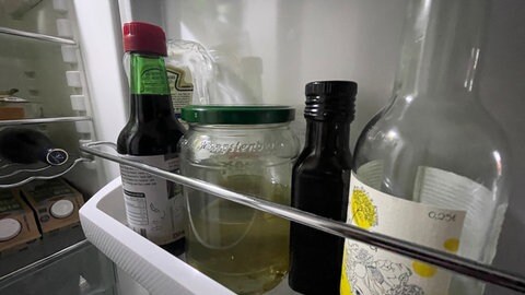 Ein Glas mit Gurkenwasser steht in einem Kühlschrank. Im Kühlschrank meines Kollegen Fabian Ziehe wartet ein Glas mit Gurkenwasser auf seine Entsorgung. Hätte er noch Hunderte mehr davon, könnte er das Gurkenwasser bei Glatteis statt Streusalz verwenden, sagt Chemiker Bertold Rasche von der Universität Stuttgart.