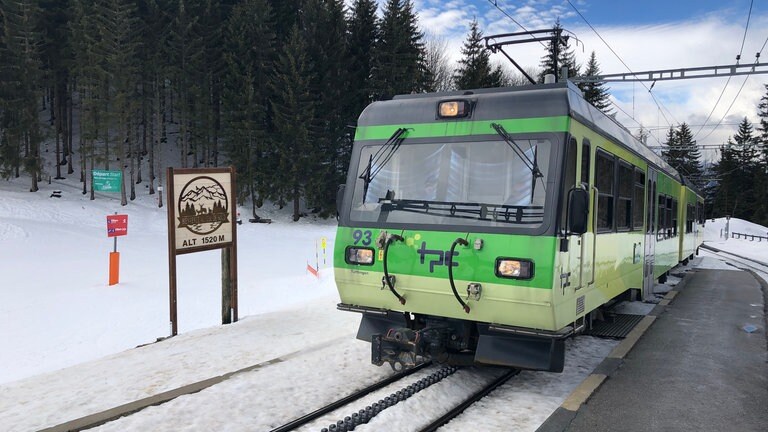 Am Col de Soud: BVB-Zug kreuzt „Müllzug“. Im Winter ist die Bahn das einzige Transportmittel nach oben. Auch die Müllcontainer werden mit der Bahn abtransportiert.