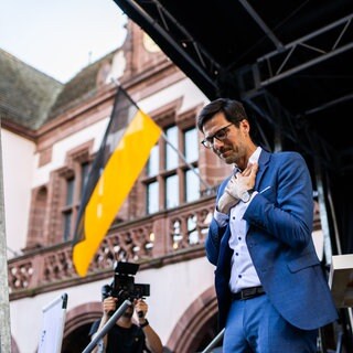 Oberbürgermeister Martin Horn steht auf dem Rathausplatz. Amtsinhaber Horn (parteilos) hat die Oberbürgermeisterwahl 2026 gewonnen und geht in eine zweite Amtszeit.