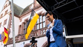 Oberbürgermeister Martin Horn steht auf dem Rathausplatz. Amtsinhaber Horn (parteilos) hat die Oberbürgermeisterwahl 2026 gewonnen und geht in eine zweite Amtszeit.