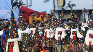 Die Kiebinger Butzen stehen vor einem Gebäude in Rottenburg (Kreis Tübingen). Auch sie sind am Schmotzige unterwegs.