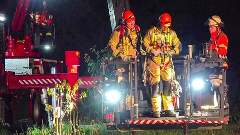 Rettungskräfte vor Sendemast in Stutensee
