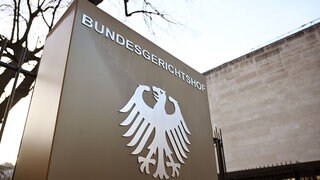 Der Bundesgerichtshof hat ein Urteil vom Landgericht Landau zu einem Unfall mit zwei Toten teilweise aufgehoben. 2019 verursachte ein Autofahrer durch Rasen einen schweren Unfall.