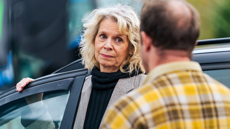 Kati (Christiane Bachschmidt) und Bernd (Martin Wangler) stehen vor Katis Auto und sehen sich an