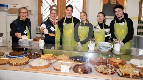 Ein Kuchenbuffet und freiwillige Helfer bei der Vesperkirche in Singen