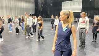 Statistencasting bei den Bregenzer Festspielen: Rund 40 Bewerberinnen und Bewerber absolvieren Bewegungsübungen.