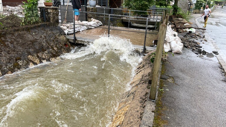 Auch einige der 26 Brücken in Riveris wurden durch die Wassermassen in Mitleidenschaft gezogen. Gutachter untersuchten die Brücken nach der Flut.