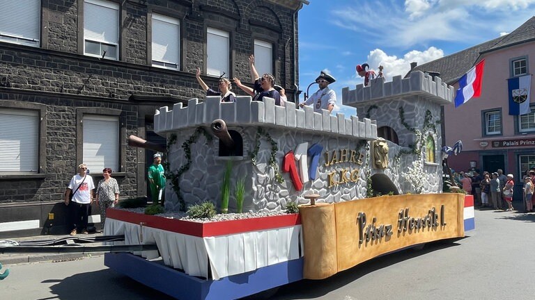 Ein königlicher Auftritt: Prinz Henrik der Erste und sein Hofstaat auf dem festlich geschmückten Wagen.