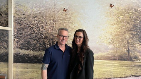 Alexander (links) und Nina Wiedmann (rechts) betreiben eine Druckerei in Maxdorf und haben die Demenz-Bushaltestelle gesponsert.
