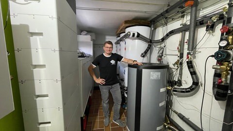 Im Keller hat Stephan Szasz unter anderem einen Batteriespeicher und die Wärmepumpe untergebracht.