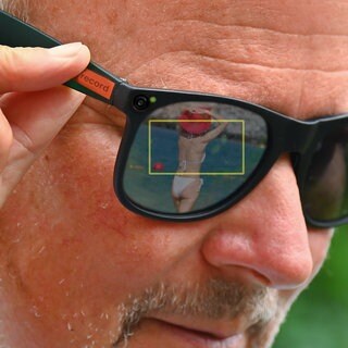 Fotomontage; Symbolfoto: Smartglasses fangen heimlich eine Frau im Bikini am Strand ein.