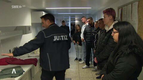 Jobinteressierte Menschen am "Recruiting Day" in der JVA