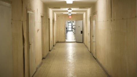 Zellen in der Gedenkstätte Berlin-Hohenschoenhausen, ehemalige Haftanstalt der Staatssicherheit (Stasi) der DDR