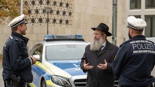 Er ist Ausbilder für die jungen Polizeianwärter, aber immer auch im Gespräch mit den erfahrenen Beamten: Polizeirabbiner Shneur Trebnik.