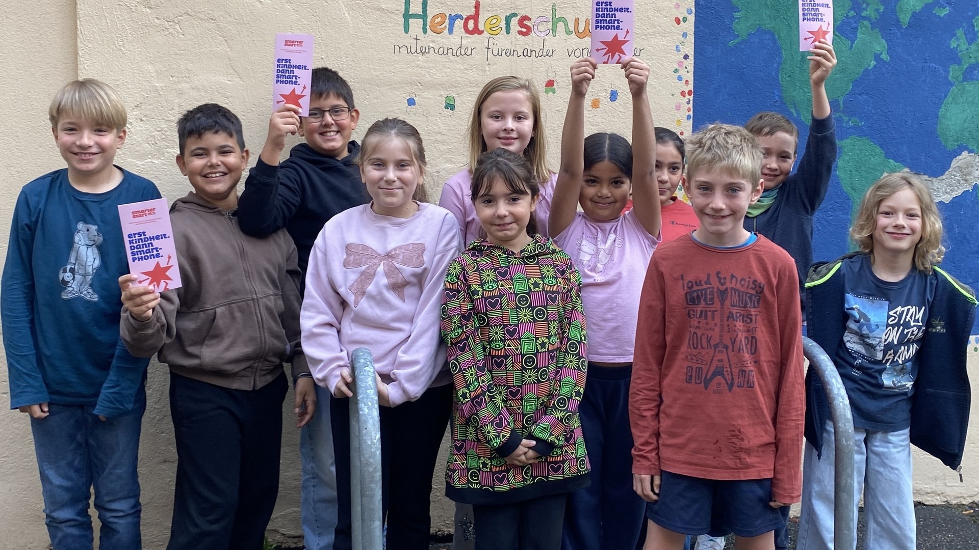 Handys an der Schule: Eltern verpflichten sich, Kindern kein Smartphone zu kaufen