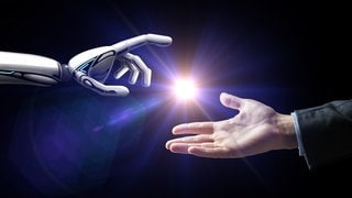 Roboter- und Menschenhand blitzen mit Licht über schwarzem Hintergrund auf