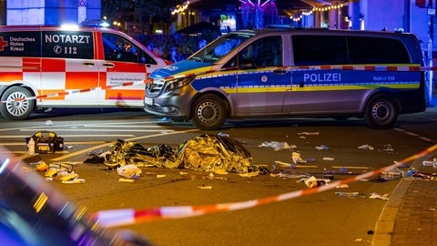 Nach dem tödlichen Unfall in Frankfurt sind Polizei und Rettungskräfte vor Ort, auf der Straße liegen Thermofolien.