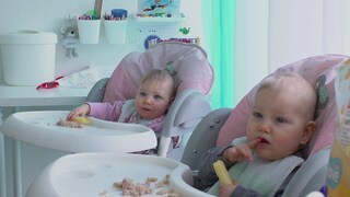 Zwei Babys schauen in die Kamera.