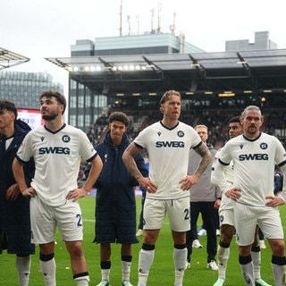 Die Spieler des Karlsruher SC sind nach der Niederlage beim FC St. Pauli enttäuscht