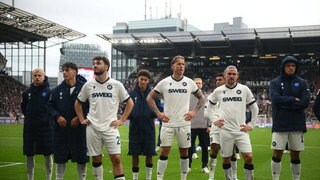 Die Spieler des Karlsruher SC sind nach der Niederlage beim FC St. Pauli enttäuscht