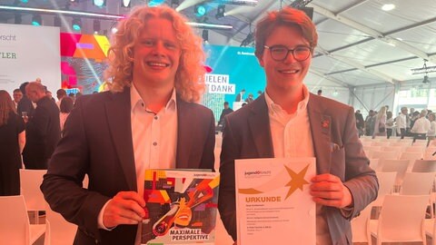 Maximilian Scheible (links) und Noah Schnittenhelm aus Überlingen haben mit ihrem Unkraut-Roboter den dritten Platz in der Kategorie "Technik" gewonnen. 