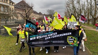 Demonstrierende Azubis laufen durch einen Park in Mannheim. Am Jugendstreiktag hat die Gewerkschaft ver.di zum Streik im öffentlichen Dienst aufgerufen. 