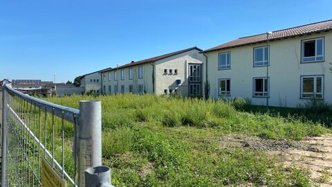Das ehemalige Gelände der Bereitschaftspolizei in Schifferstadt. Hier von der Rückansicht. Auf rund 20.000 Quadratmeten soll da ein neues Stadtviertel entstehen. Solaranlagen, begrünte Dächer und Fassaden sowie Versickerungsflächen sollen vorgeschrieben werden.