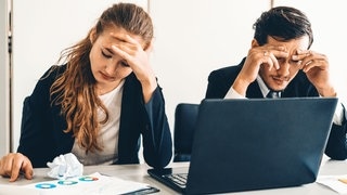 Verzweifelte Menschen vor dem Bildschirm