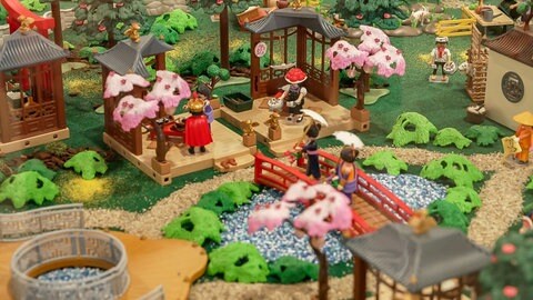 Eine japanisch anmutende Landschaft mit Schwarzwald Marie. Die Playmobil-Figur versteckt sich vielfach in einer Ausstellung in Baiersbronn. 