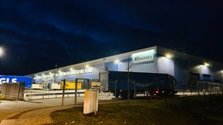 Die Halle des Unternehmens ID Logistics im Industriegebiet in Kaiserslautern.