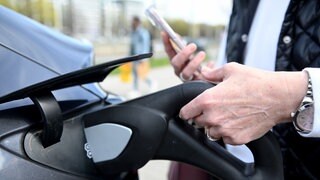 Eine Frau lädt ihr E-Auto an einem Ladepunkt - deutschlandweit gibt es mehr Ladepunkte als 2024. In RLP ist die Versorgung allerdings schlecht.
