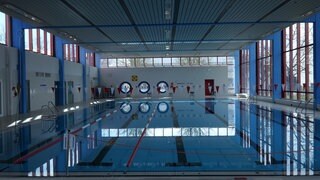 Blick in das Hallenbad in Neuenburg: Es stand vor dem Aus, jetzt scheint es wegen beschlossenem Sparpaket gerettet 