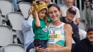 Gesa Felicitas Krause feiert mit ihrer Tochter den Sieg bei den Deutschen Meisterschaften