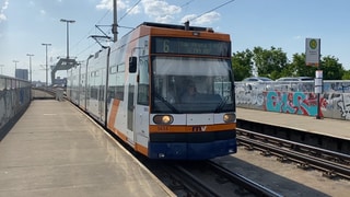 Wenn die Konrad-Adenauer-Brücke zwischen Ludwigshafen und Mannheim für Straßenbahnen wiedereröffnet ist, wird der Verkehr über die Kurt-Schumacher-Brücke stillgelegt. Die Haltestelle "Handelshafen", in die die Linie 6 einfährt, wird nicht mehr bedient.