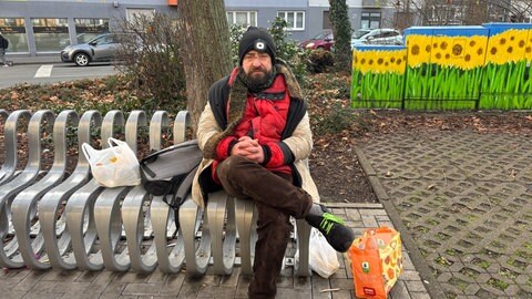 Gregor Mlocek lebt seit Jahren auf der Straße und kann sich vorstellen bei Frost in einem Kälte-Iglu zu übernachten. 