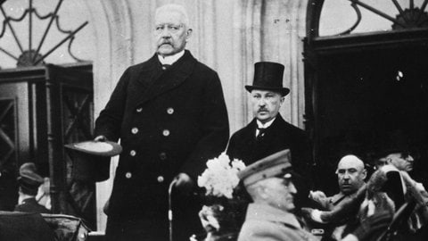 Konrad Adenauer, rechts im Bild neben Reichspräsident Paul von Hindenburg (1930)