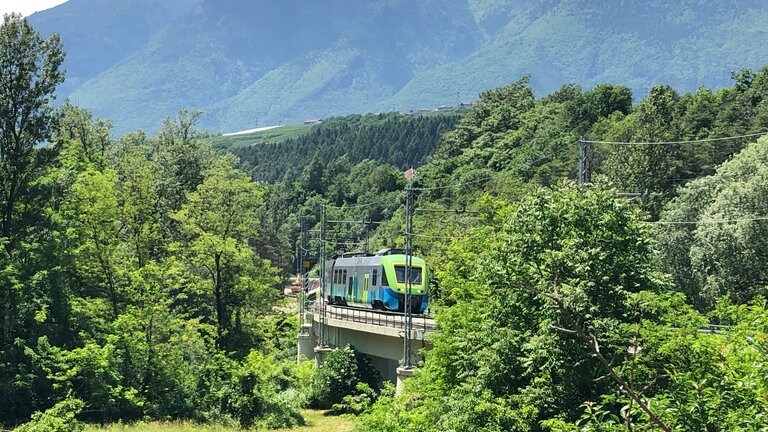Auf der Hochebene des Nonstals -im Hintegrund die Berge der Brentagruppe, ein UNESCO-Welterbe.