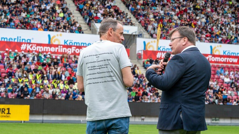 Moderator Stefan Gemmel und Rekordrichter Olaf Kuchenbecker