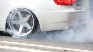 Ein Auto mit durchdrehenden Reifen macht viel Rauch. Das hat im Felderhaldetunnel bei Isny Brandalalarm ausgelöst.