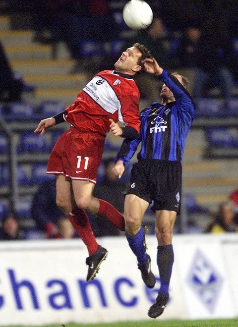 Olaf Marschall, FCK Pokalheld beim 3:2 beim SV Waldhof Mannheim in der Saison 200102 (hier im Duell mit dem Mannheimer Dariusz Pasieka