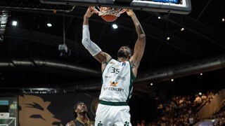 Starker Auftritt von Gladiators Neuzugang Ejiofor Onu. Er macht beim ersten Basketball Bundesligaspiel 15 Punkte.
