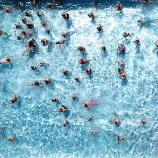 Ein stark bevölkertes Freibad von oben