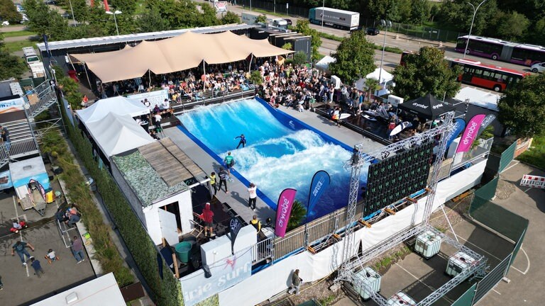 Surfer treten bei der Deutschen Meisterschaft im Rapid Surfen in Freiburg gegeneinander an.