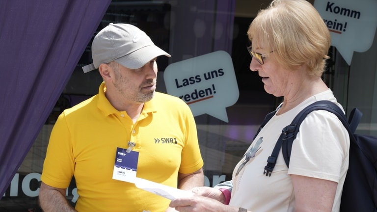SWR Mitarbeiterinnen und Mitarbeiter wie Dave Jörg von SWR1 hören zu, was die Menschen in Kaiserslautern bewegt.