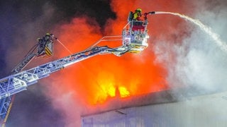 In Mühlacker-Lomersheim im Enzkreis hat am späten Ostersonntagabend ein Großbrand eine Lagerhalle komplett zerstört. 