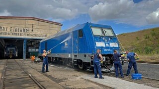 Jede Lokomotive wird nach einem Werkstatt-Aufenthalt gründlich gewaschen, hier eine moderne Diesellok der Baureihe 285.
