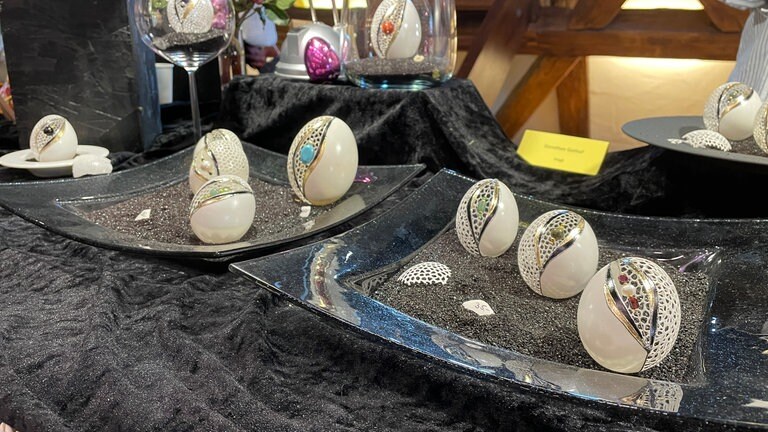 Kunstvoll verzierte Ostereier auf dem Ostereiermarkt in Wangen im Allgäu.