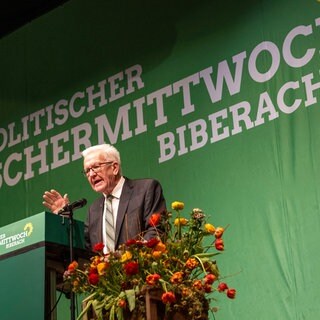 Baden-Württembergs Ministerpräsident Winfried Kretschmann (Grüne) spricht beim politischen Aschermittwoch in der Stadthalle von Biberach.