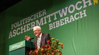 Baden-Württembergs Ministerpräsident Winfried Kretschmann (Grüne) spricht beim politischen Aschermittwoch in der Stadthalle von Biberach.